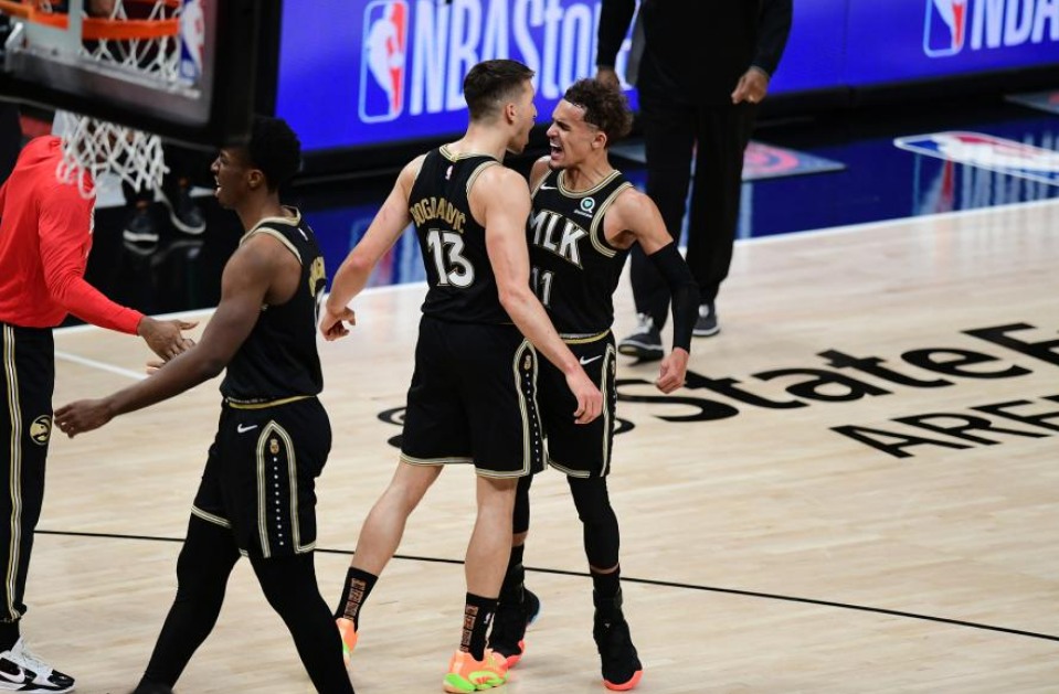 爱游戏-纽约尼克斯训练开放日，集结日完成体检引观众欢呼，NBA季后赛在即，控场能力成焦点的简单介绍