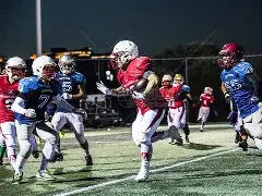 爱游戏- 橄榄球夜战：燕山飞鹰队翻盘渝州犀牛队，临门一脚致胜争冠格局再洗牌