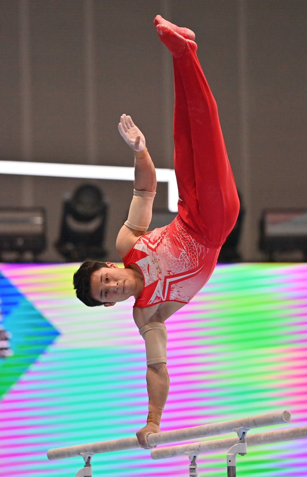 爱游戏- 体操锦标赛掀起高潮，河套雷豹队淘汰对手江畔雄狮队，战至最后一刻——防线高度稳定