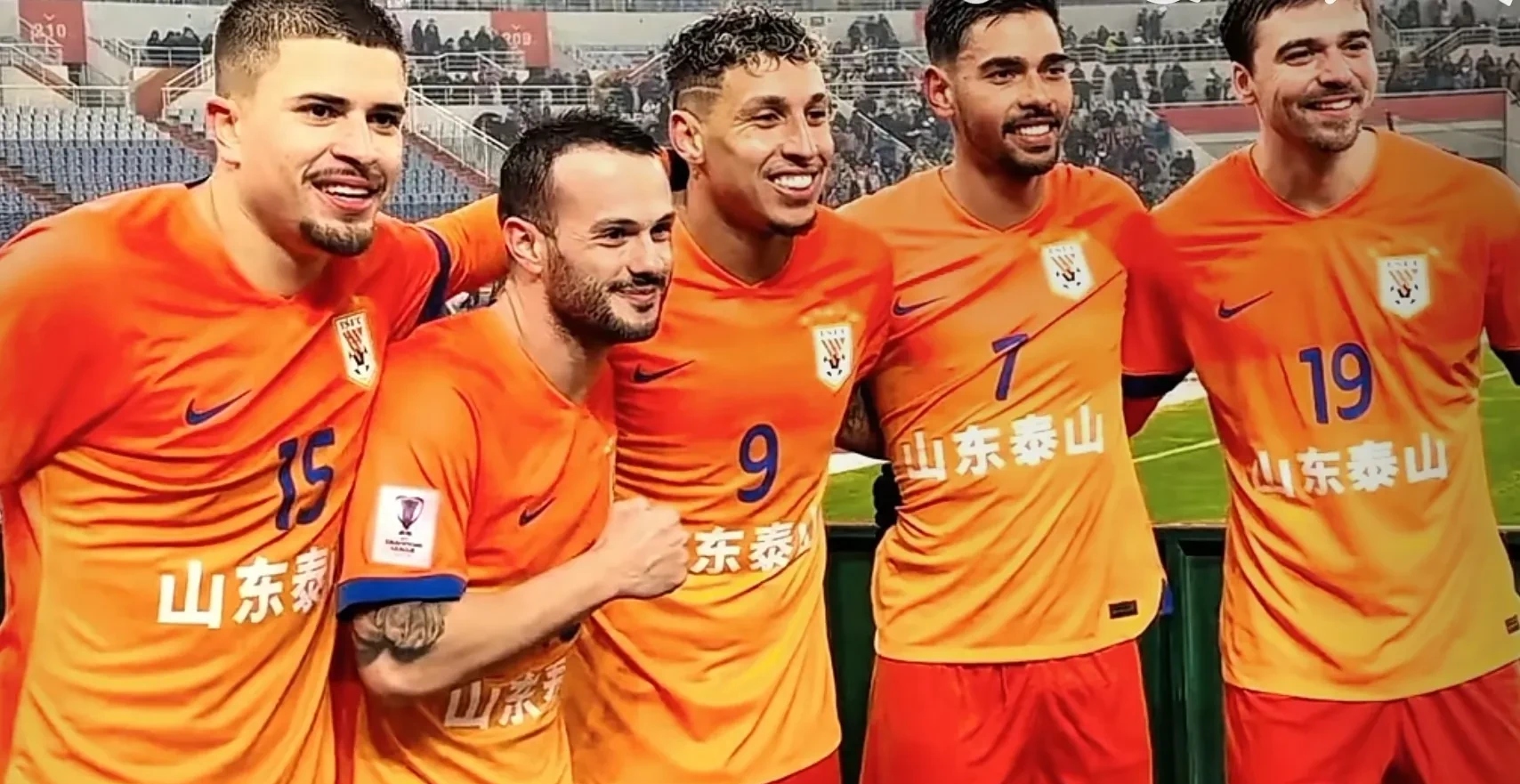 爱游戏-今晨中超焦点战，山东泰山豪取连胜，气氛紧张，团队化学反应显著(中超最难破的六个纪录)