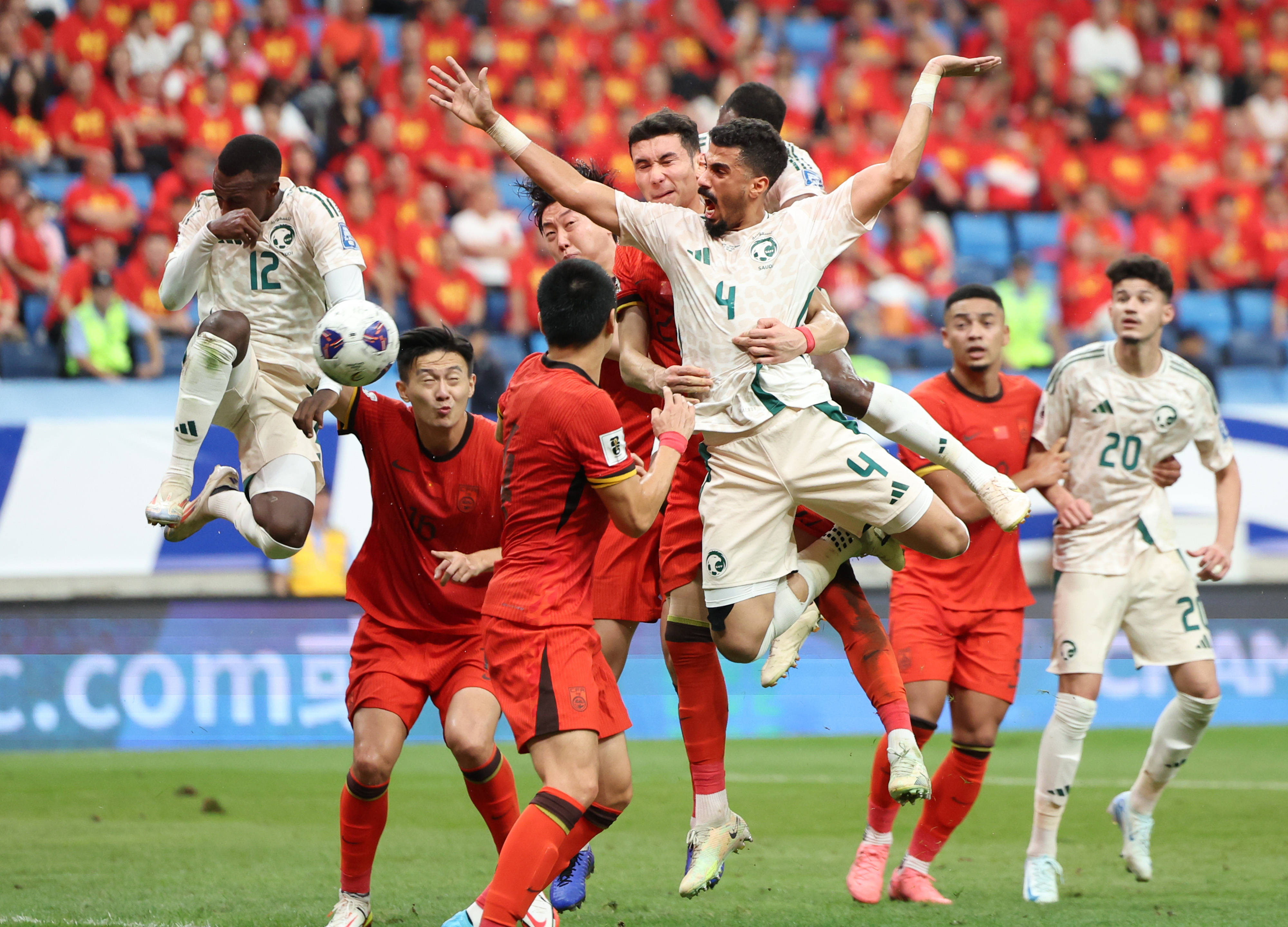 爱游戏- 赛地聚焦：亚冠加时末段热度飙升，洛杉矶湖人回应争议，气氛紧张，球队文化再被提及